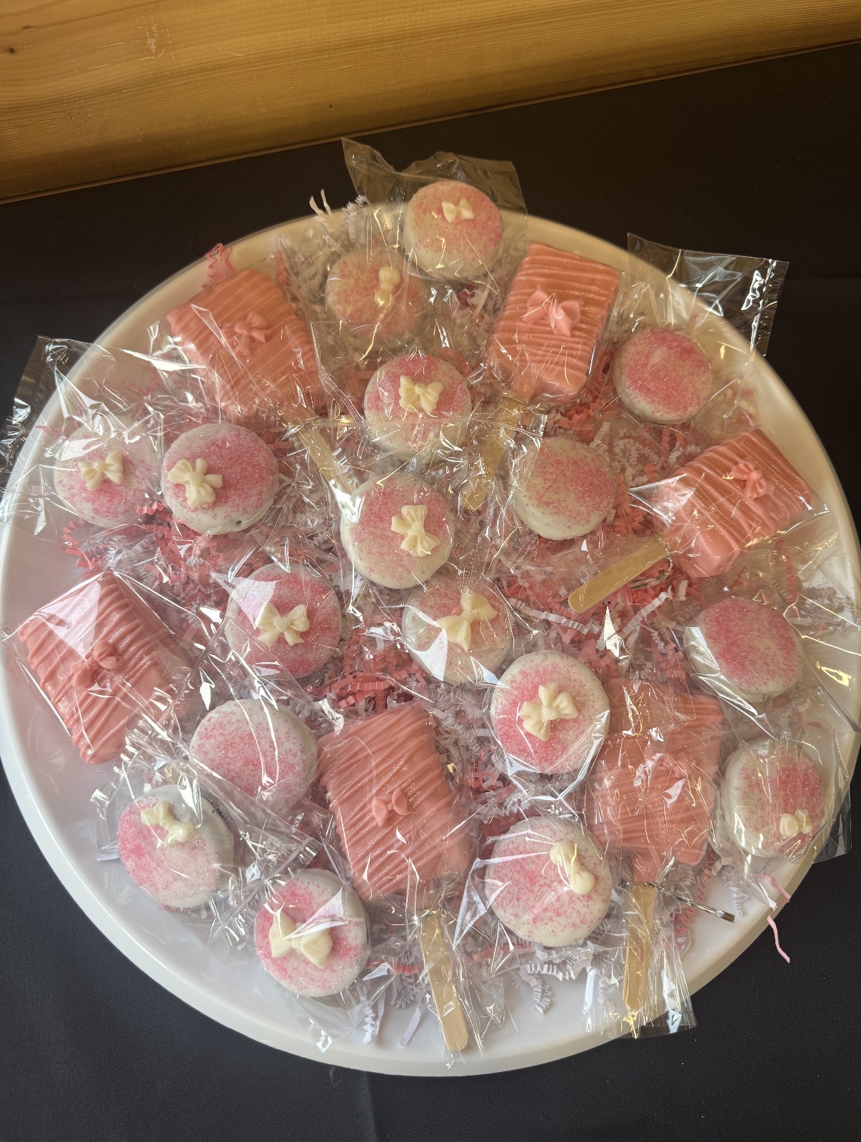 Platter of pink dipped Oreos