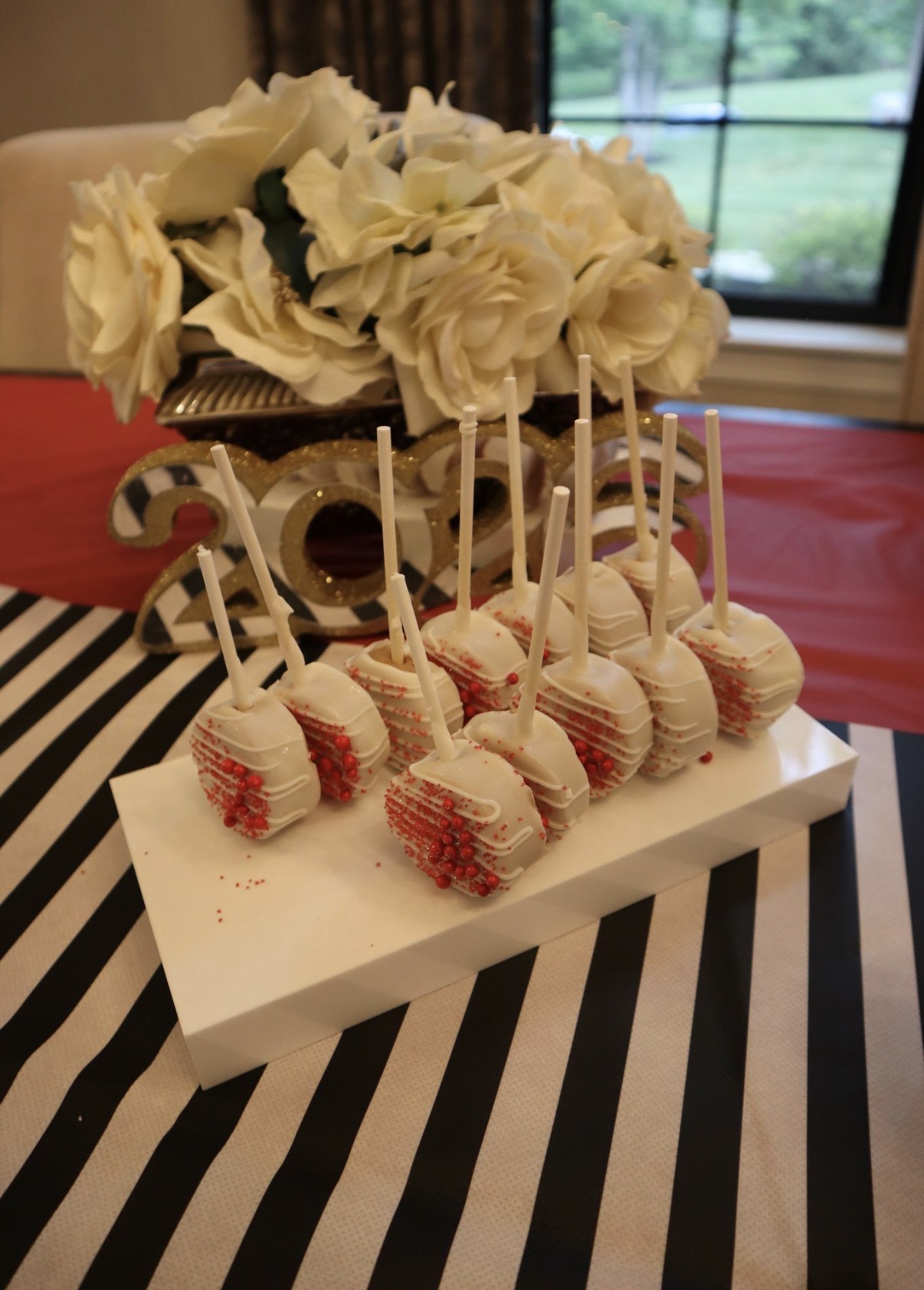 Graduation cake pops in school colors